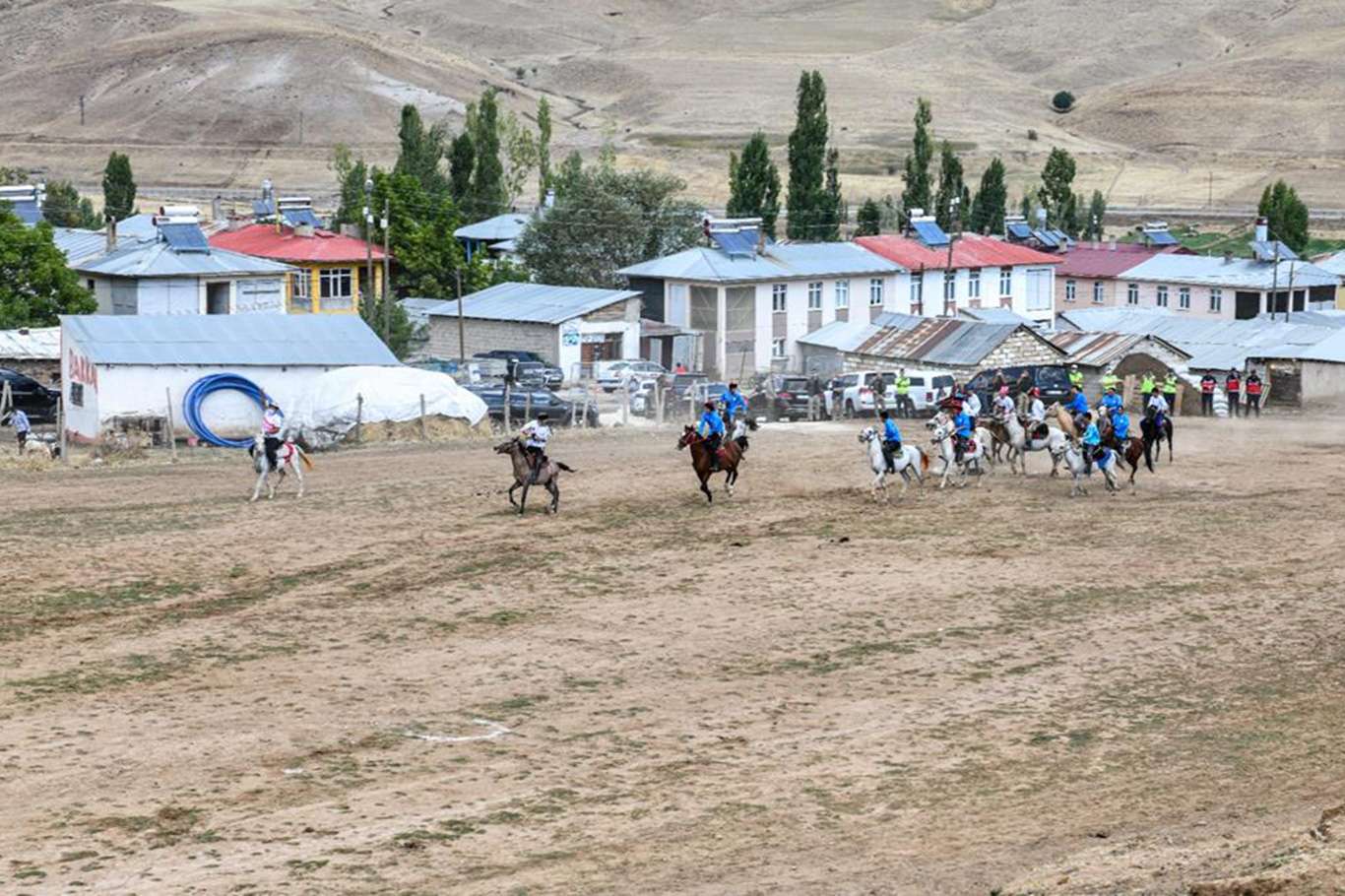 Van'da yaşayan Kırgızlar geleneklerini yaşatmak için şenlikte buluştu Van'da yaşayan Kırgızlar geleneklerini yaşatmak için şenlikte buluştu